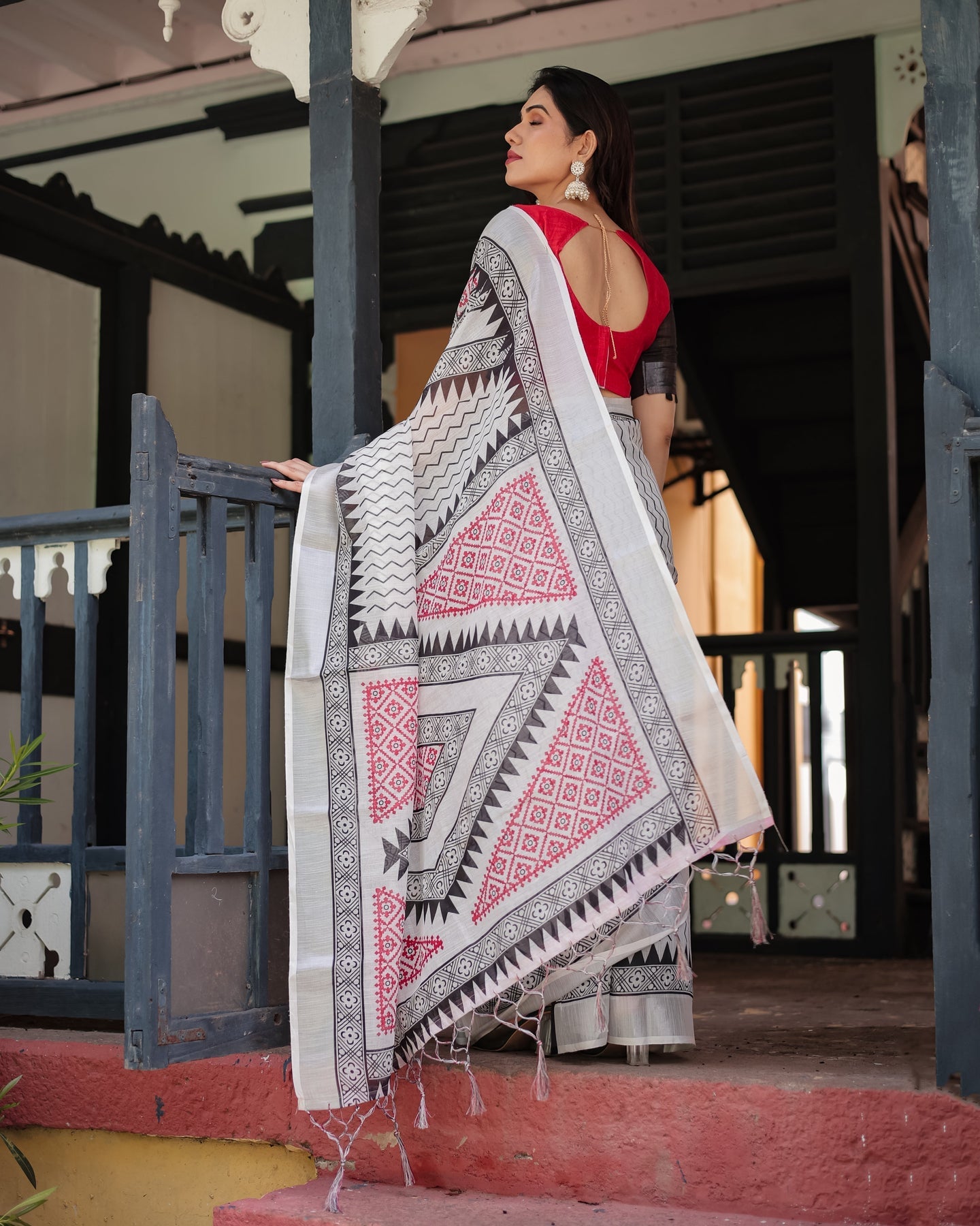 Ivory Black Zigzag Linen Saree | Shaadigruh SD1046