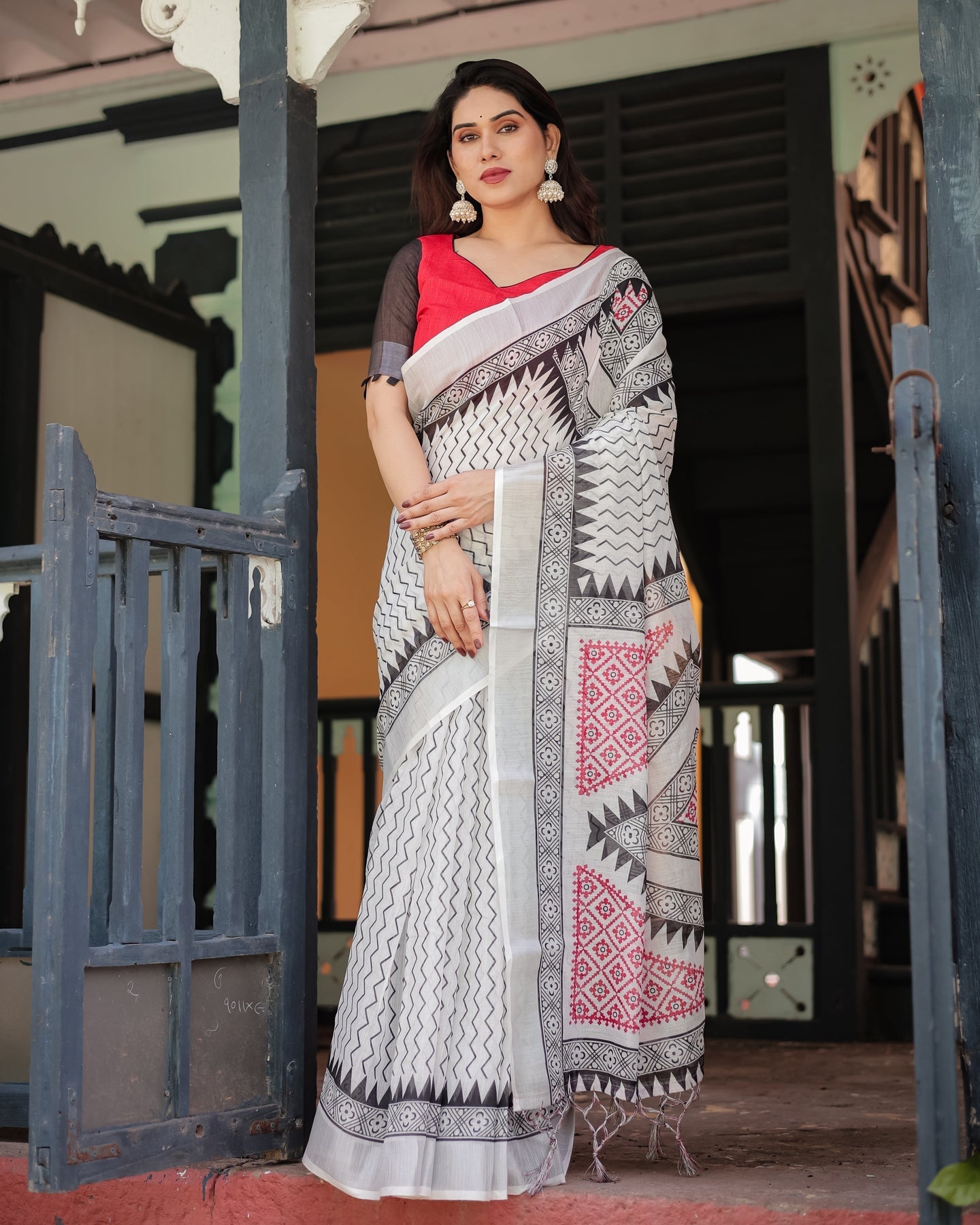 Ivory Black Zigzag Linen Saree | Shaadigruh SD1046