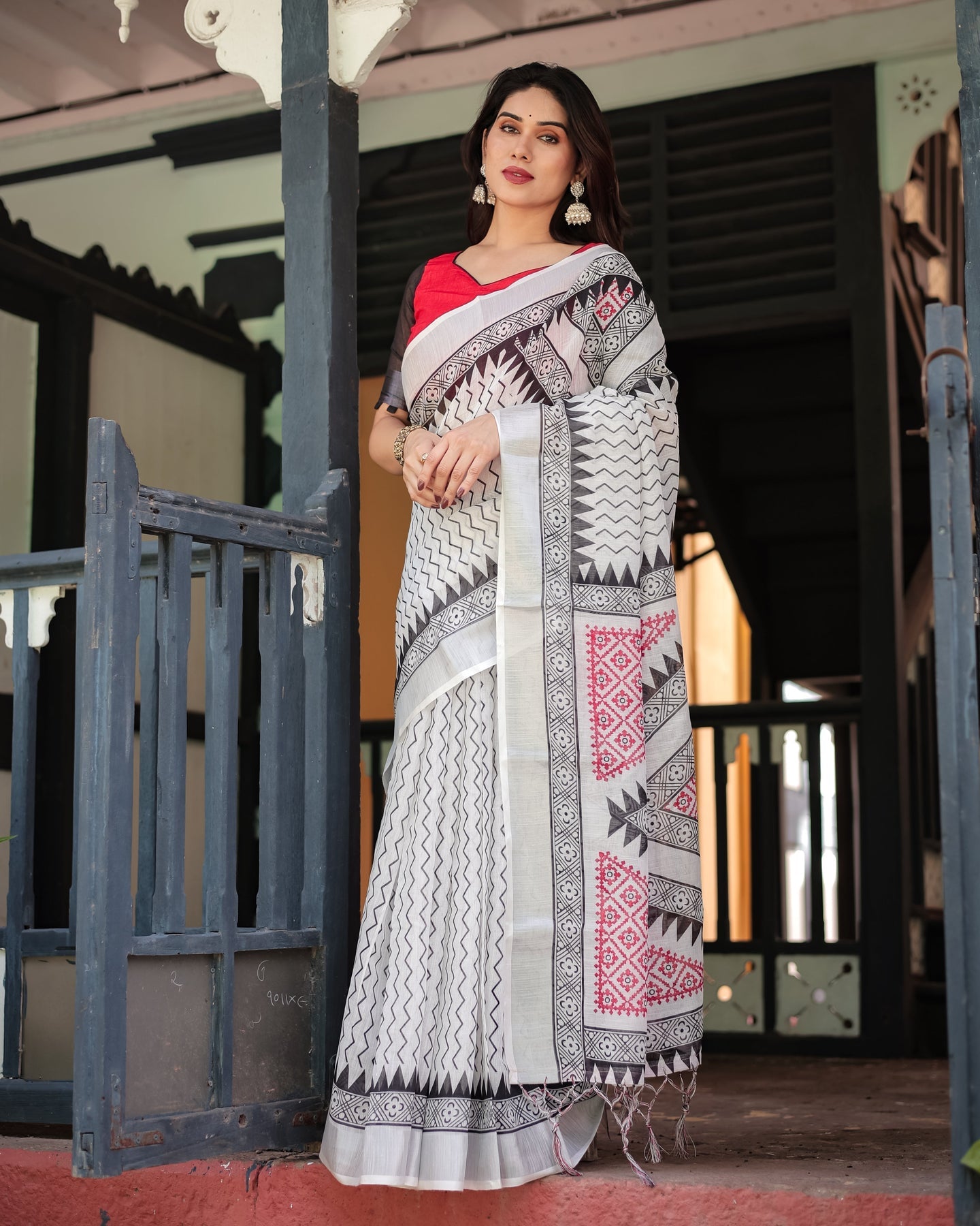Ivory Black Zigzag Linen Saree | Shaadigruh SD1046