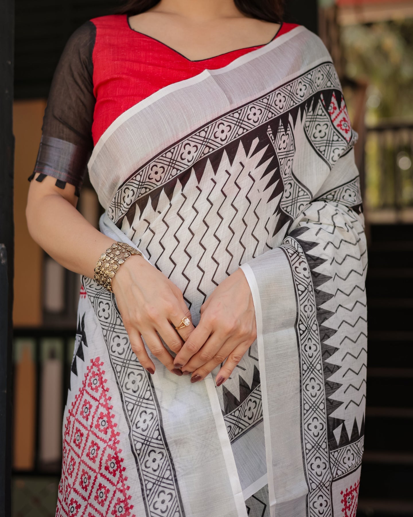 Ivory Black Zigzag Linen Saree | Shaadigruh SD1046