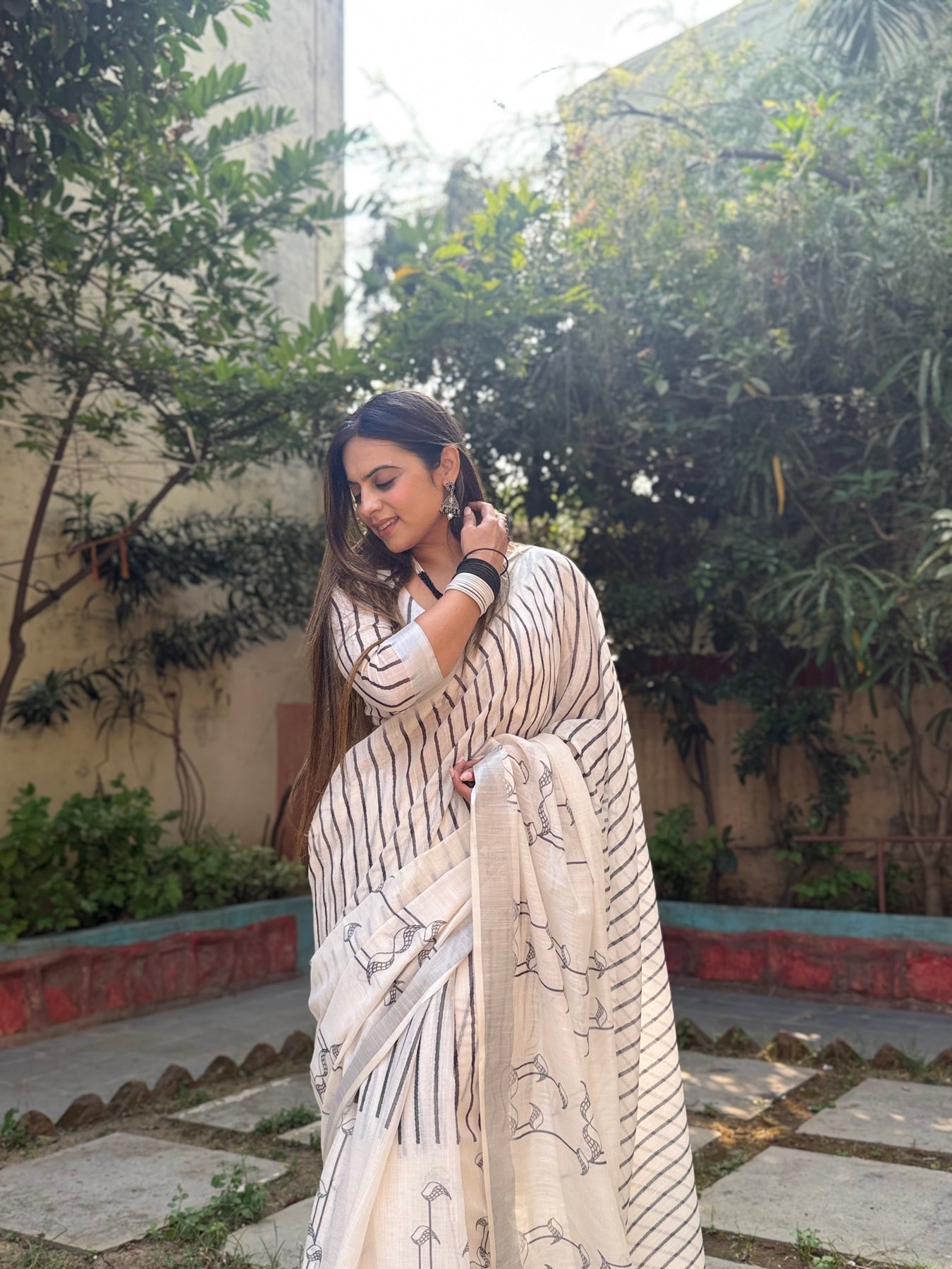 Luxury Off-White Striped Linen Saree | Shaadigruh SD1031