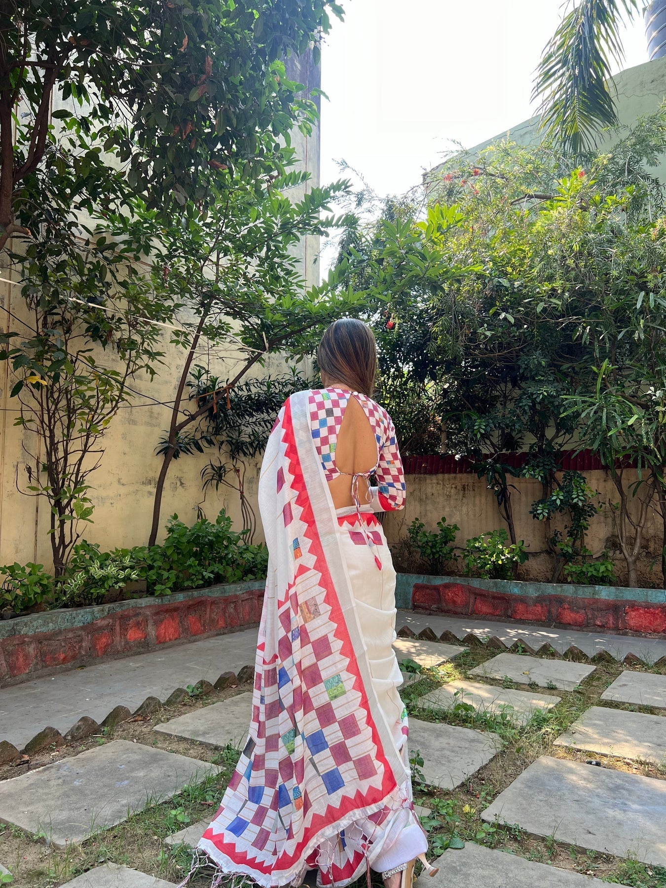 Elegant Off-White Linen Saree | Shaadigruh SD1035