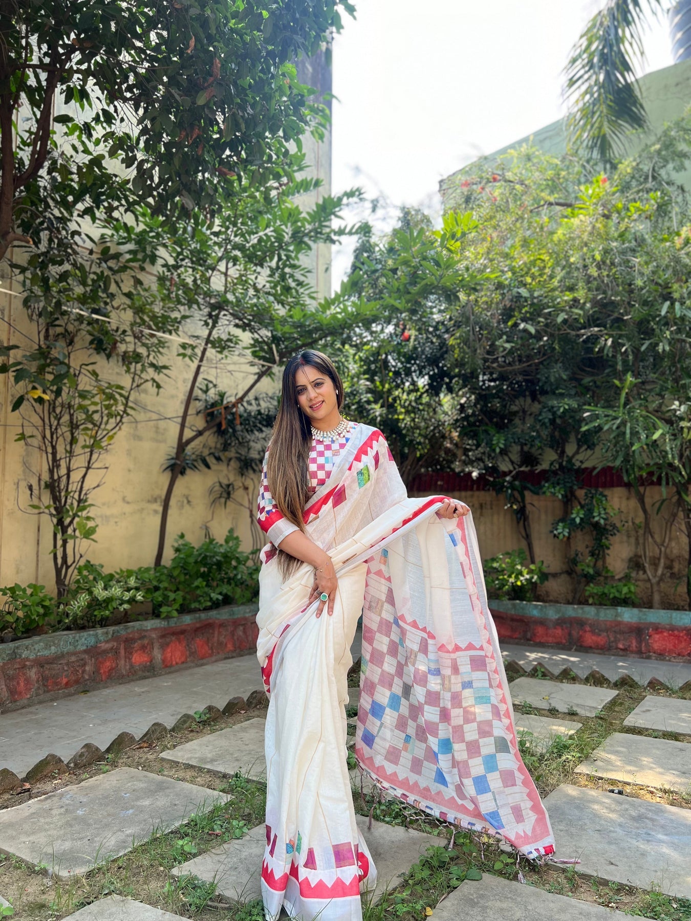 Elegant Off-White Linen Saree | Shaadigruh SD1035
